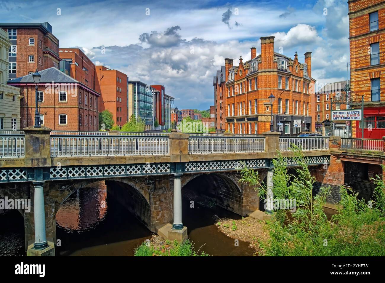 Royaume-Uni, South Yorkshire, Sheffield, River Don, Lady's Bridge de Castlegate. Banque D'Images