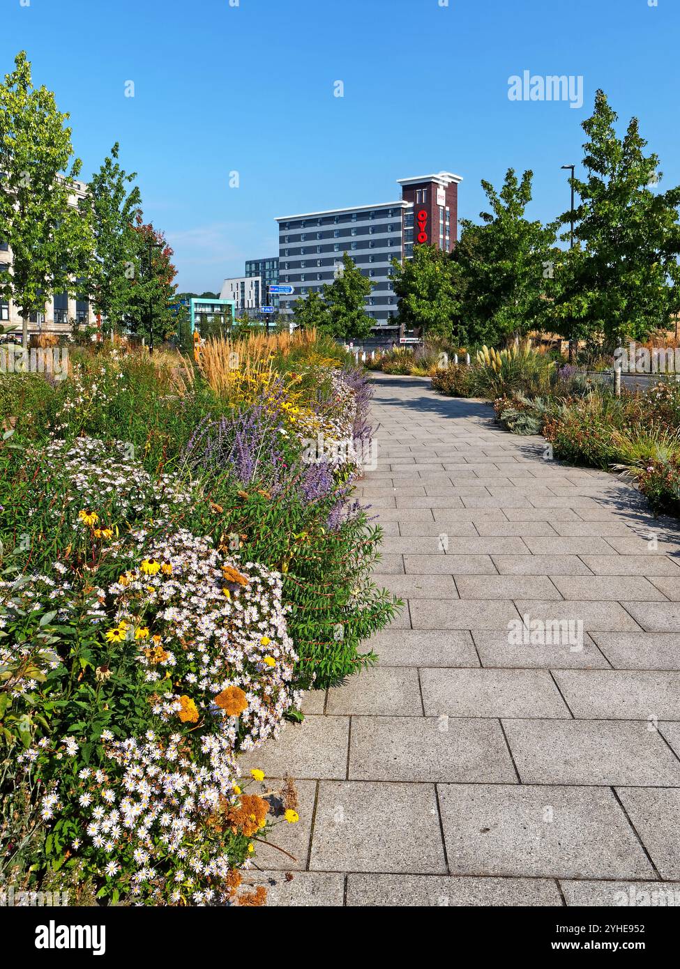 UK, South Yorkshire, Sheffield, Castlegate en regardant vers Sheffield Metropolitan Hotel. Banque D'Images