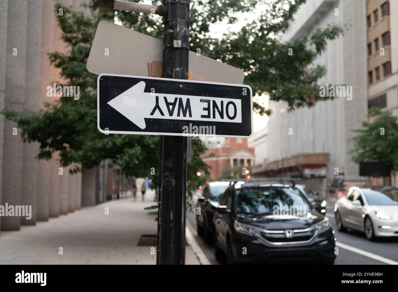 À l'envers, panneau à sens unique dans les rues de Washington D.C. Banque D'Images