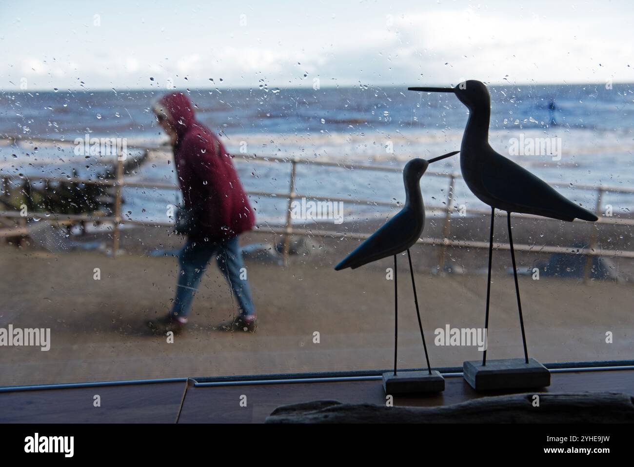 Sherringham sur la mer du Nord dans le Norfolk, a des cabanes de plage et défilé près de la plage. Utilisé pour l'année de natation en eau froide arrondir une balade ou des cabanes de plage. Banque D'Images