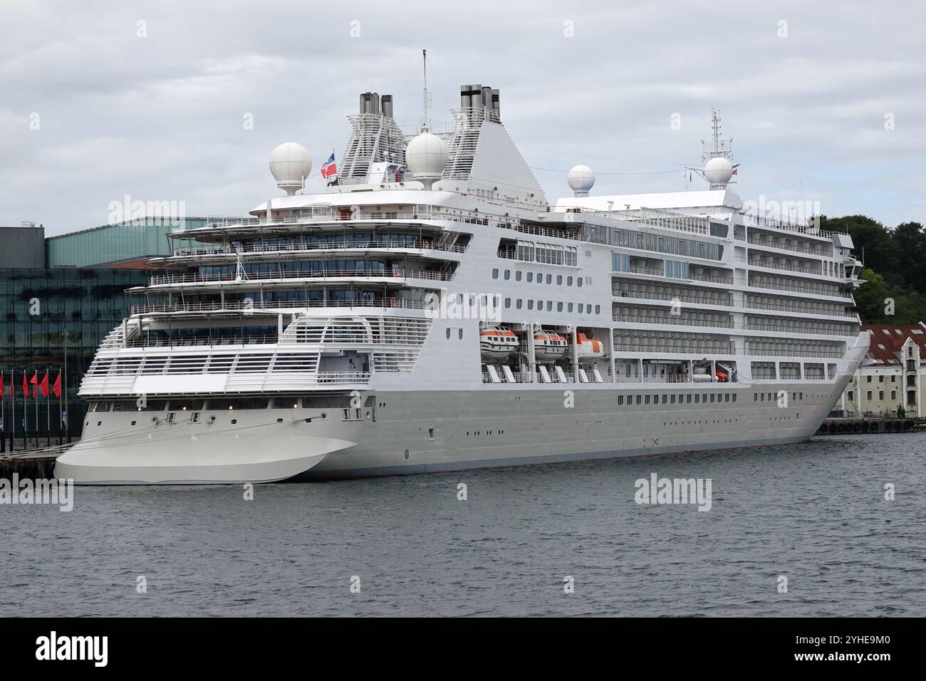 Un énorme bateau de croisière dans le port de Stavanger Banque D'Images