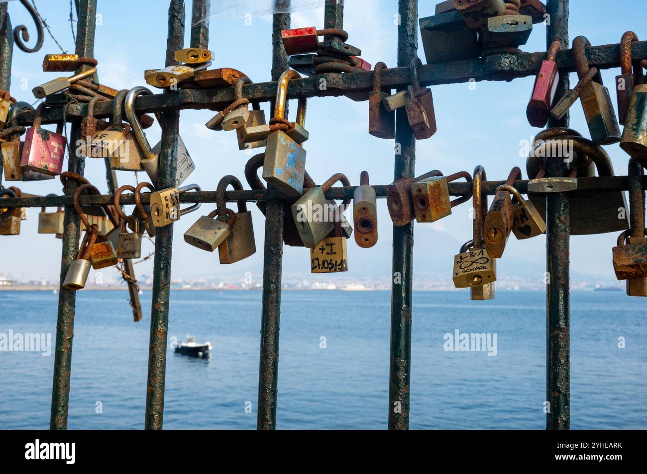 Serrures sur la porte surplombant la baie de Naples à Naples, Italie. Banque D'Images