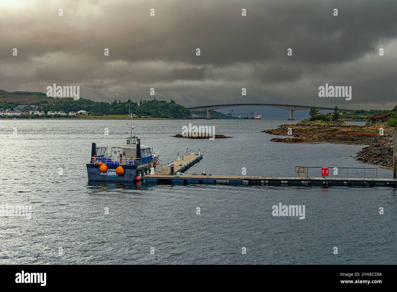 De la ville côtière de Kyle of Lochalsh dans les Highlands écossais, le pont Skye reliant l'Écosse à l'île de Skye. Écosse, Royaume-Uni Banque D'Images