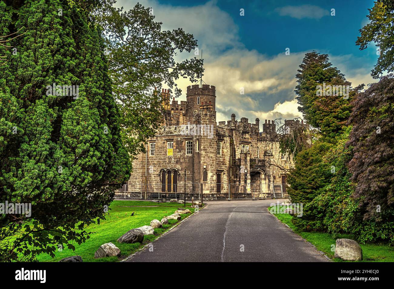 Le Balloch Castle occupe un bâtiment historique de style gothique situé dans le village écossais de Balloch, sur les rives du Loch Lomond. Balloch, Écosse, Royaume-Uni Banque D'Images