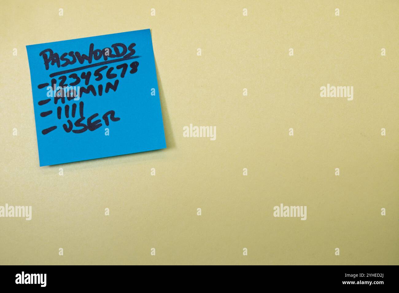 Liste des mots de passe sur une note adhésive bleue Banque D'Images