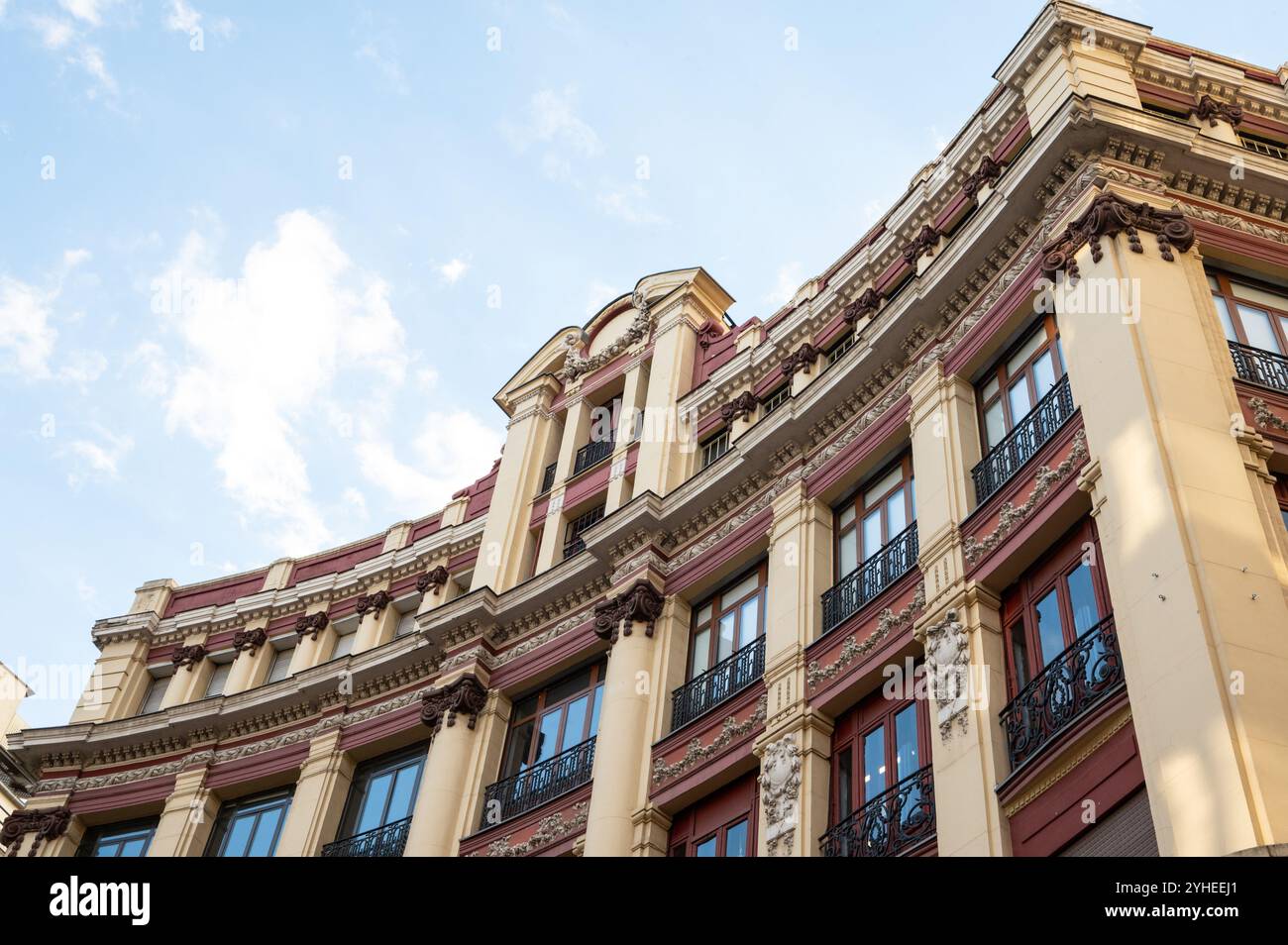 Une vue captivante sur les gratte-ciel avec le coin courbé d'un bâtiment moderne dans une ville animée, mettant en valeur le design urbain élégant et architectural Banque D'Images