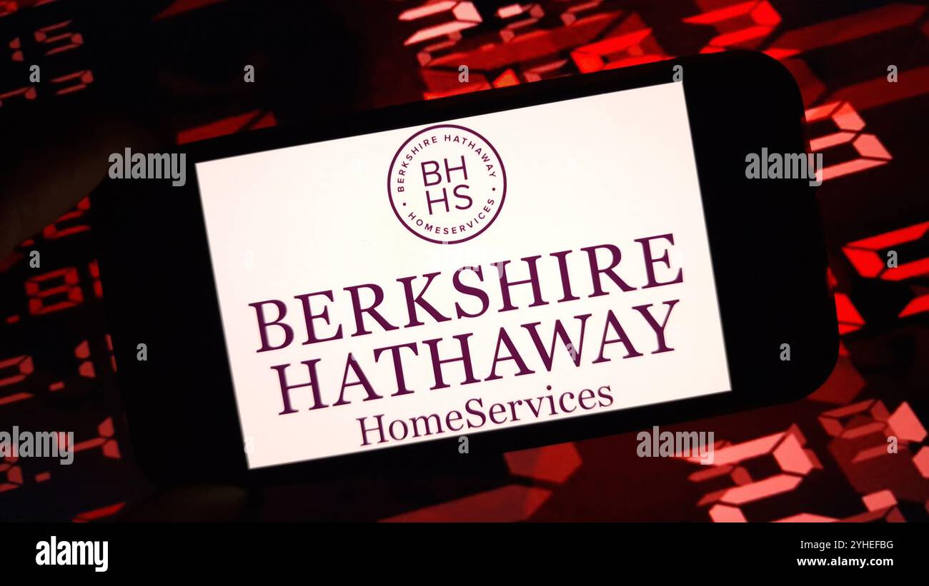 Konskie, Pologne - 10 novembre 2024 : logo de la société Berkshire Hathaway affiché sur le téléphone portable Banque D'Images
