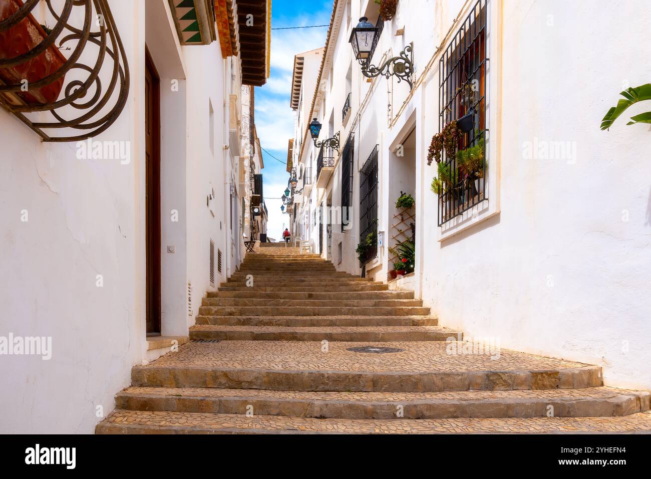 Une ruelle méditerranéenne traditionnelle dans la vieille ville d'Altea, Costa Blanca, Espagne Banque D'Images