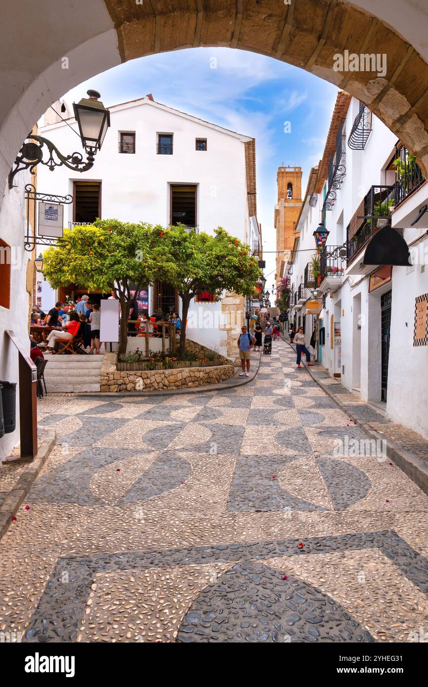 Paysage urbain d'Altea avec restaurant, boutiques et église en arrière-plan, Costa Blanca, Espagne Banque D'Images
