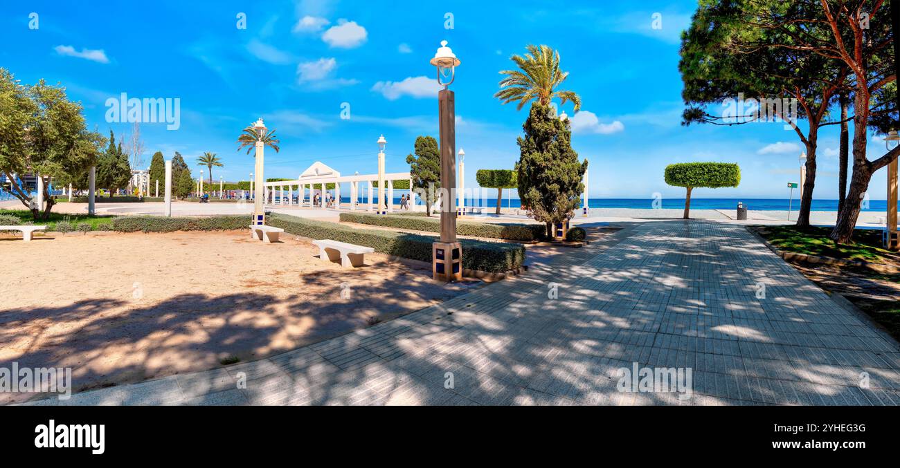 Mer ​​view et promenade avec une belle plage à Altea, Costa Blanca, Espagne Banque D'Images