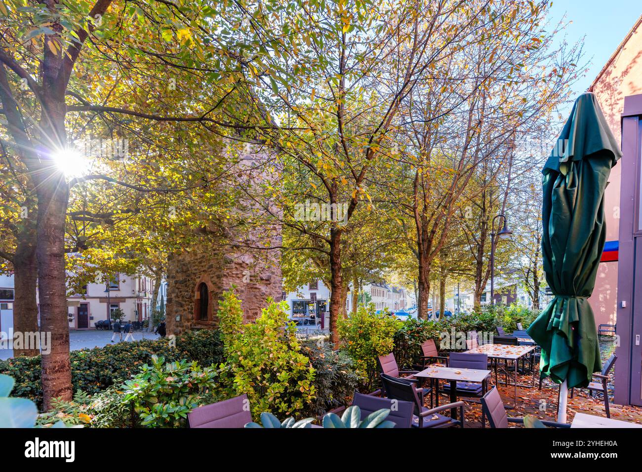 Rinnentorturm, caché derrière des arbres, est un vestige des fortifications médiévales de la ville de Bensheim, Bergstrasse, Allemagne Banque D'Images