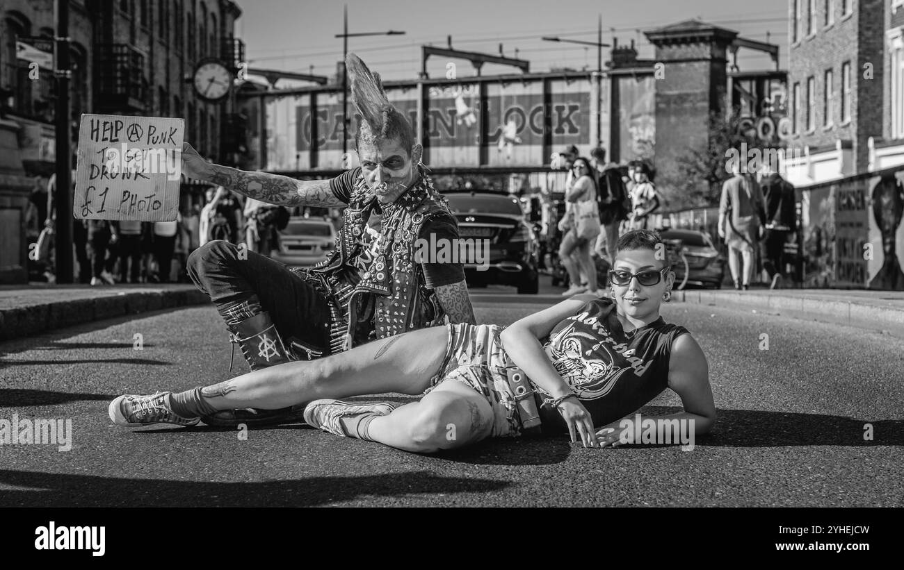Les punks se détendent dans une rue de Camden à Londres. Banque D'Images