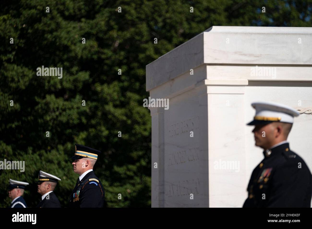 Arlington, États-Unis. 11 novembre 2024. Les militaires gardant la tombe du soldat inconnu regardent devant la cérémonie de dépôt de couronne d'honneur des Forces armées présidentielles à la tombe du soldat inconnu au cimetière national d'Arlington à Arlington, Virginie, le lundi 11 novembre 2024. Photo de Bonnie Cash/Pool/ABACAPRESS. COM Credit : Abaca Press/Alamy Live News Banque D'Images