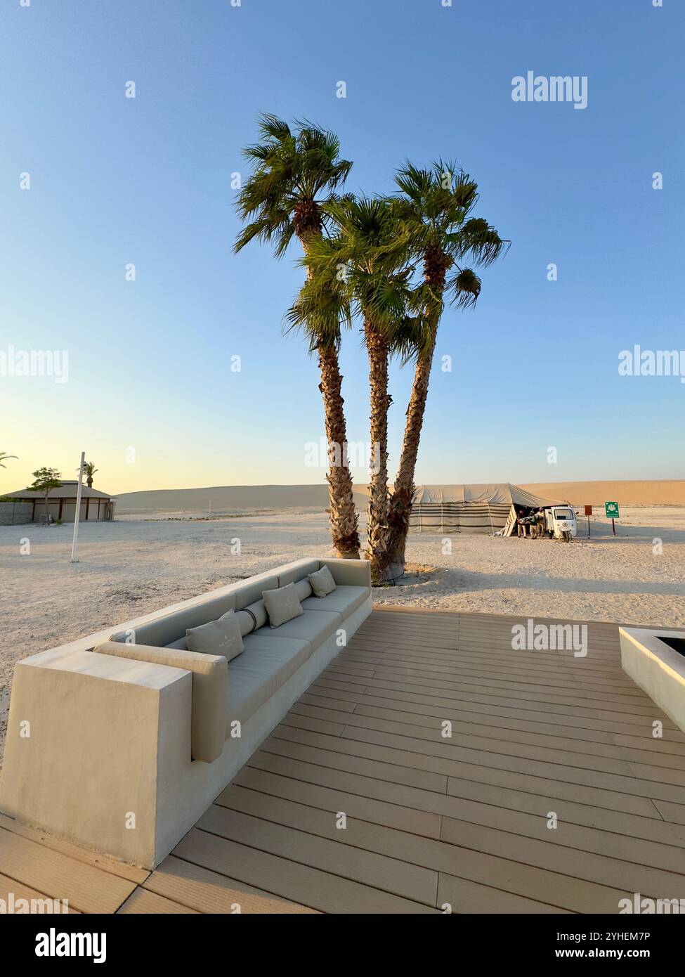 Palmiers et oasis au milieu du désert, un pur changement de mode de vie urbain animé, moyen-Orient - Image de stock capturée avec un smartphone