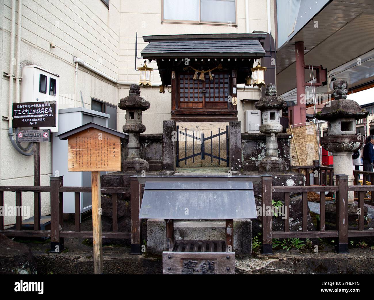 Une exposition expliquant la zone de préservation Shimo de Takayama par la rivière Miyagawa Banque D'Images