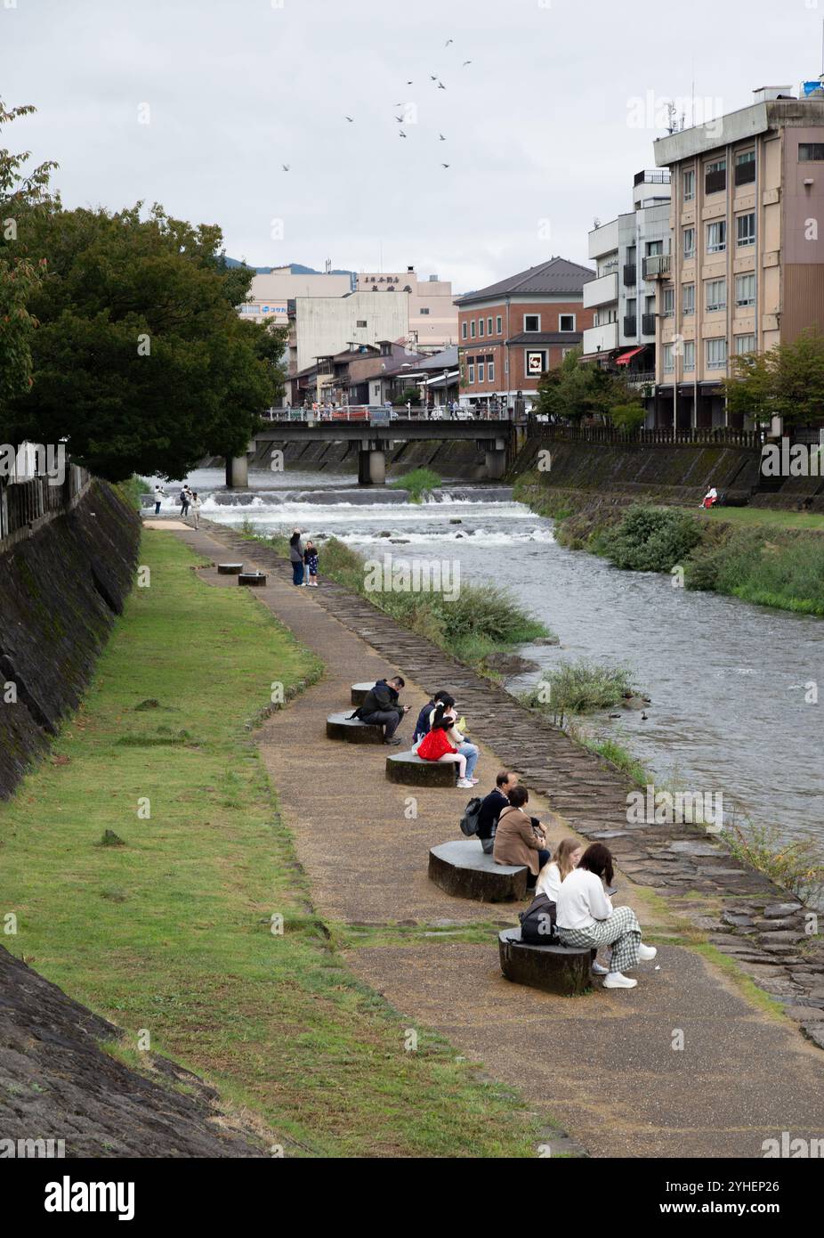 La rivière Miyagawa coule à travers Takayama et est populaire pour s'asseoir et se promener. Banque D'Images