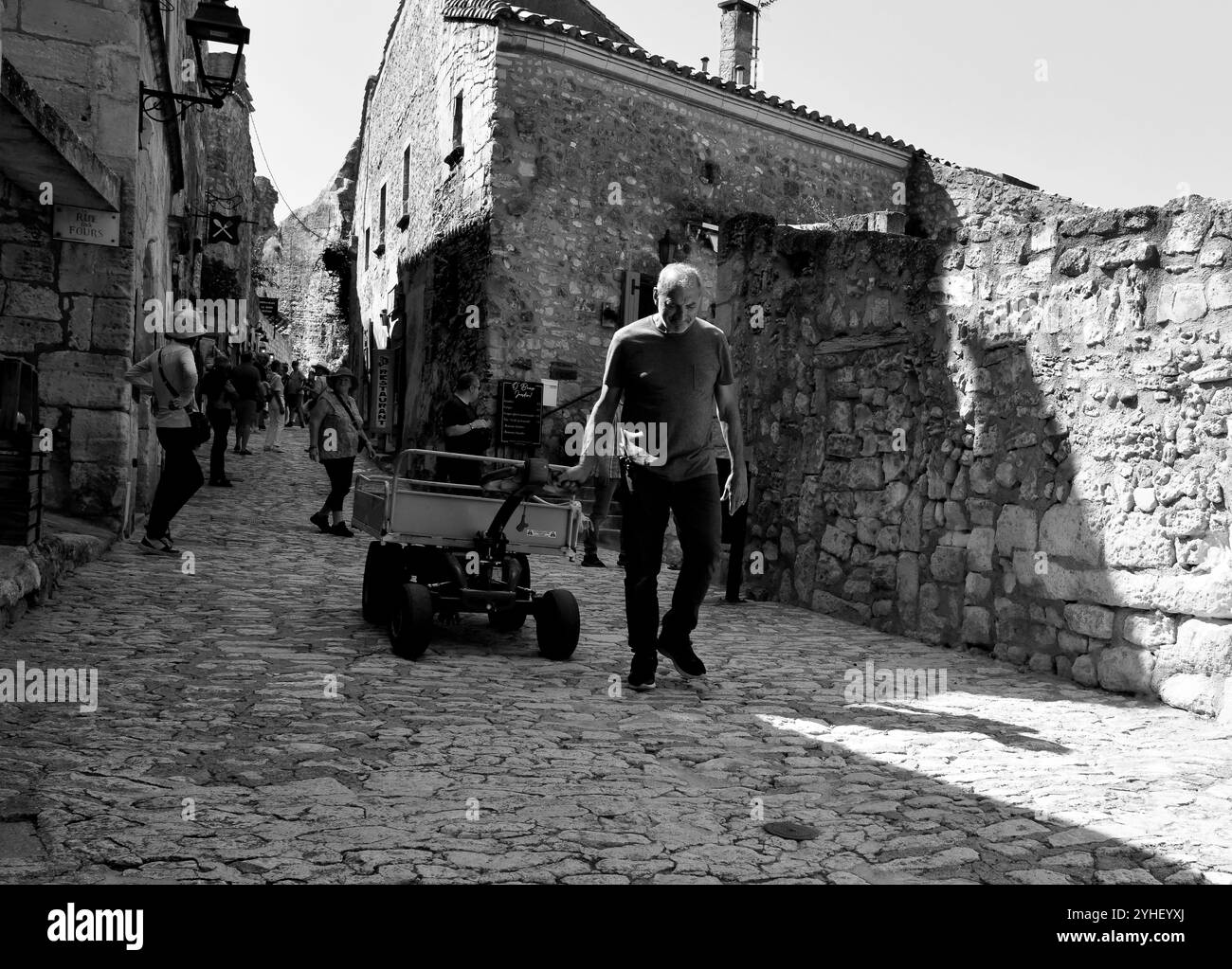 Livraison de produits avec chariot à main dans les ruelles étroites des Baux-de-Provence dans le département des Bouches-du-Rhône en Provence-Alpes-Côte d' Banque D'Images