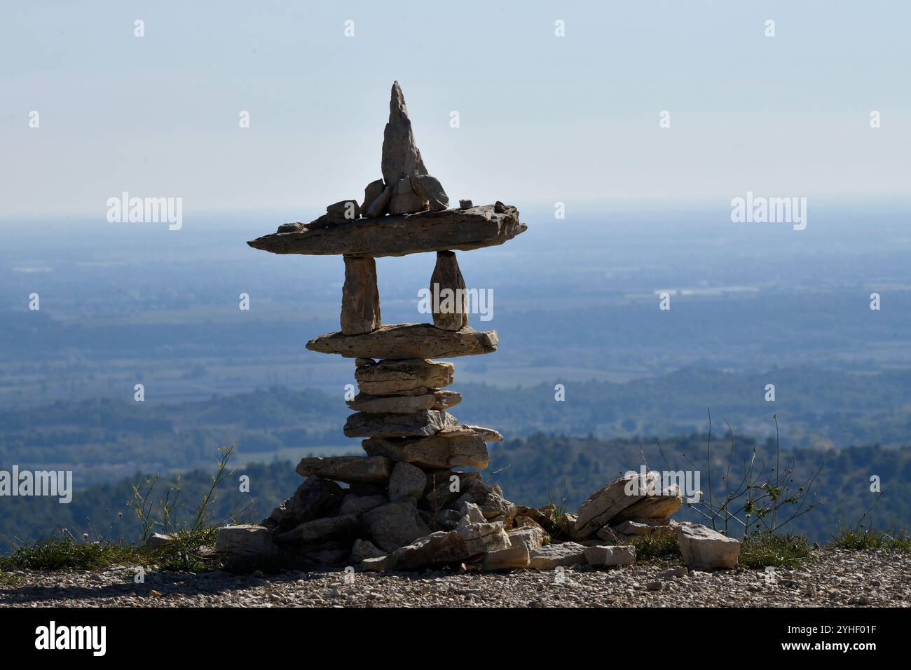 Pierres empilées par des promeneurs sur les sentiers du Parc naturel régional des Alpilles près de St Rémy Provence, France Banque D'Images
