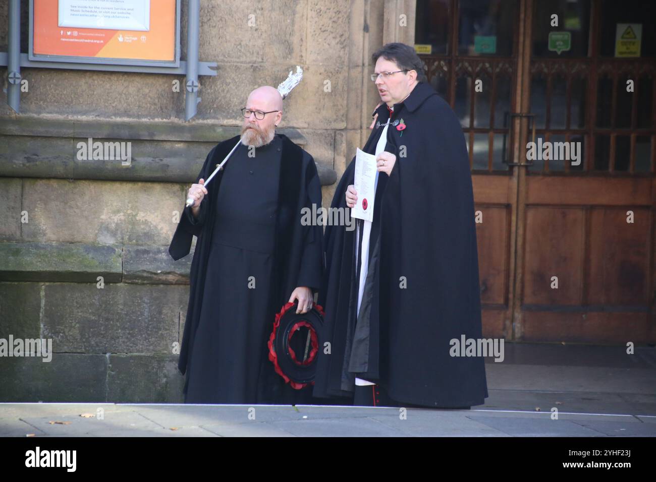 Jour de l'Armistice, Cathédrale de Newcastle, St Nicholas Square, les gens se rassemblent pour l'anniversaire de l'Armistice en signant avec le révérend Canon Lee Batson, le doyen de Newcastle qui mène un court acte de mémoire, suivi par la pose de coquelicots, Newcastle upon Tyne, Royaume-Uni, 11 novembre 2024, crédit : DEW/Alamy Live News Banque D'Images