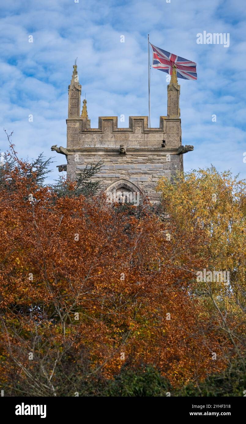 Le drapeau de l'Union Jack flotte au sommet de la tour de l'église St Matthews dans le village de Salford Priors, dans le Warwickshire, en Angleterre. Banque D'Images