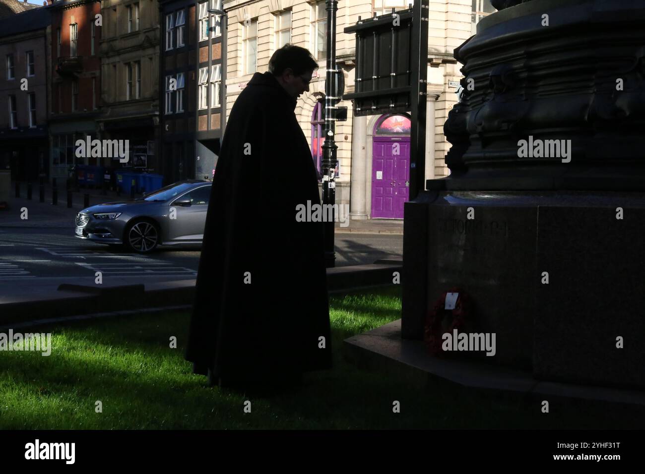 Jour de l'Armistice, Cathédrale de Newcastle, St Nicholas Square, les gens se rassemblent pour l'anniversaire de l'Armistice en signant avec le révérend Canon Lee Batson, le doyen de Newcastle qui mène un court acte de mémoire, suivi par la pose de coquelicots, Newcastle upon Tyne, Royaume-Uni, 11 novembre 2024, crédit : DEW/Alamy Live News Banque D'Images