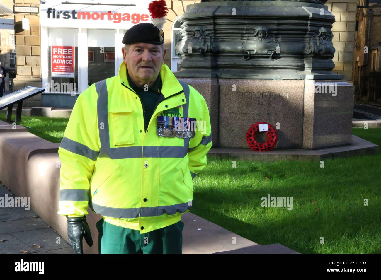 Jour de l'Armistice, Cathédrale de Newcastle, St Nicholas Square, les gens se rassemblent pour l'anniversaire de l'Armistice en signant avec le révérend Canon Lee Batson, le doyen de Newcastle qui mène un court acte de mémoire, suivi par la pose de coquelicots, Newcastle upon Tyne, Royaume-Uni, 11 novembre 2024, crédit : DEW/Alamy Live News Banque D'Images