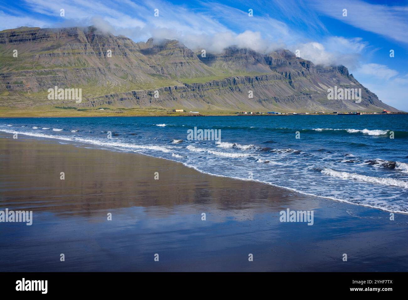 Plage de sable noir Meleyri près de Breiddalsvik dans l'est de l'Islande Banque D'Images