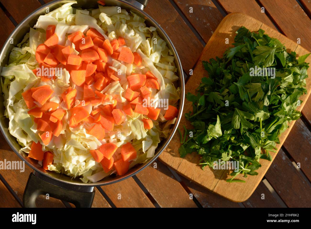 Préparation de cuisson du chou avec des carottes dans un pot en métal d'en haut comme simple plat de nourriture maison Banque D'Images