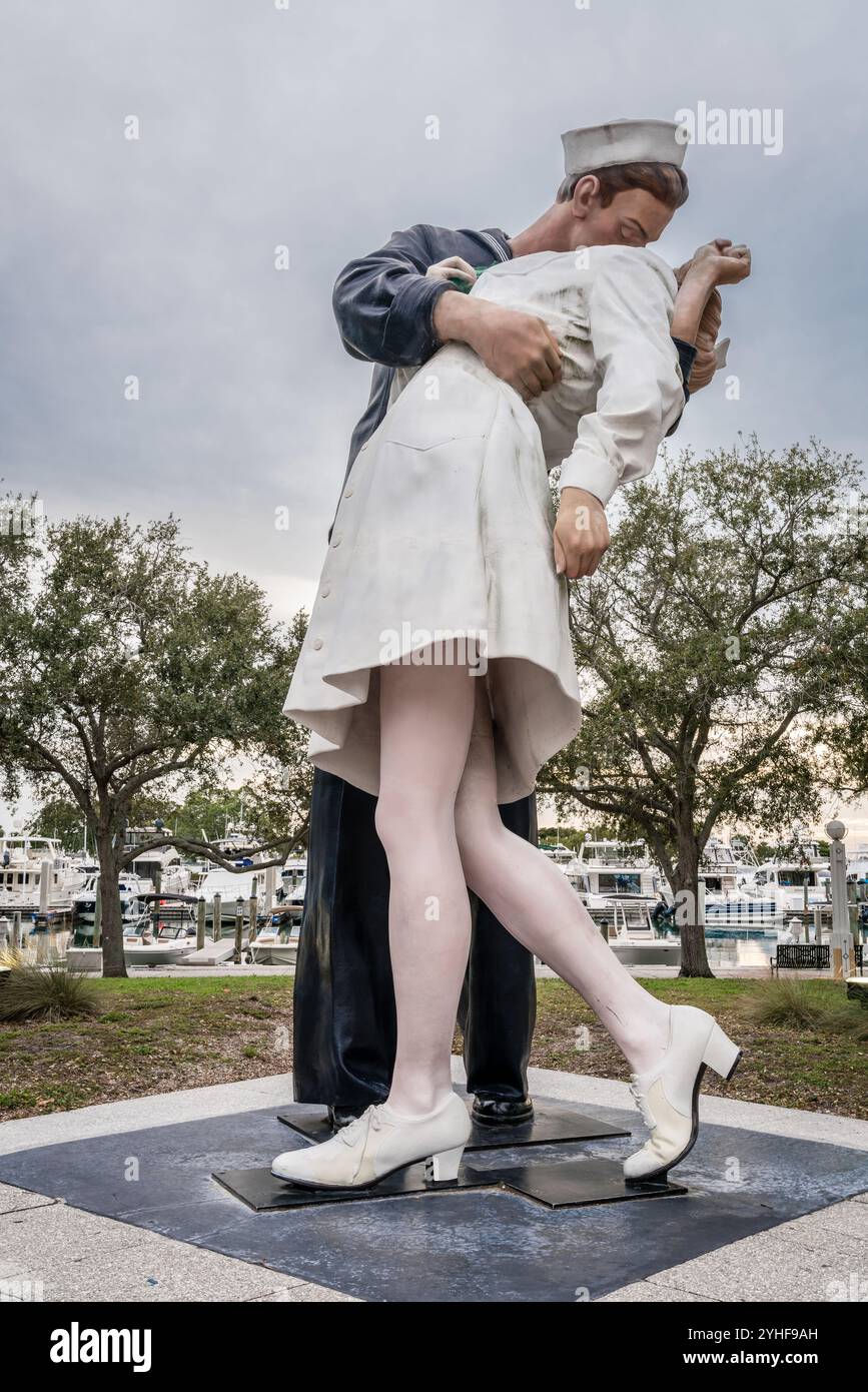 Sarasota, FL, 20 décembre 2023 : statue de reddition inconditionnelle par Seward Johnson dans Bayfront Park à Sarasota, Floride Banque D'Images