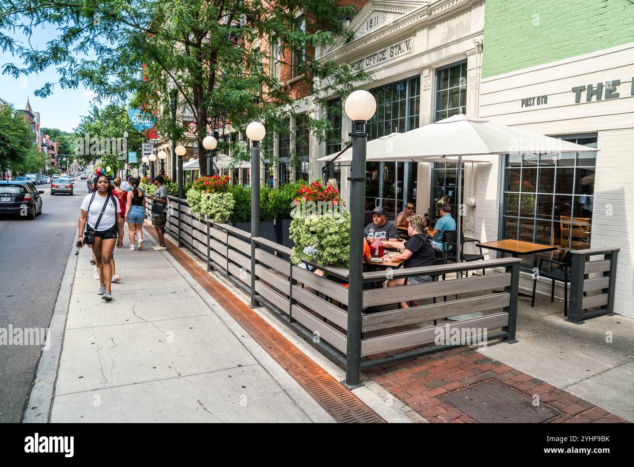 Cincinnati, Ohio, 30 juillet 2022 : L'un des nombreux cafés en plein air dans la région de Over the Rhin à Cincinnati, OH, ce qui en fait une destination populaire pour les habitants et vi Banque D'Images