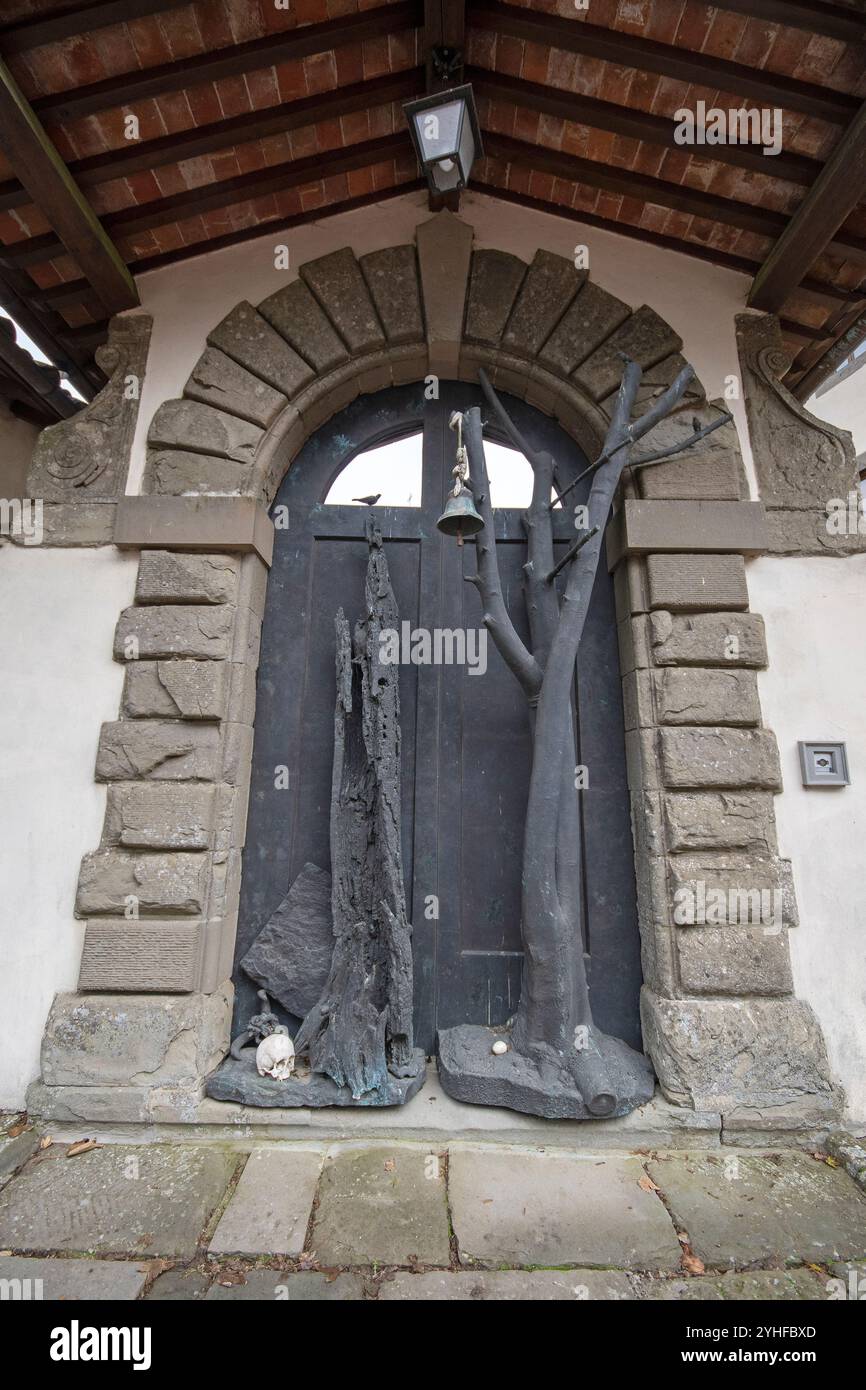 Porte en bronze (par Claudio Parmiggiani) à l'entrée de Camaldoli Hermitage, Foreste Casentinesi Monte Falterona e Campigna National Park, Toscane, IT Banque D'Images