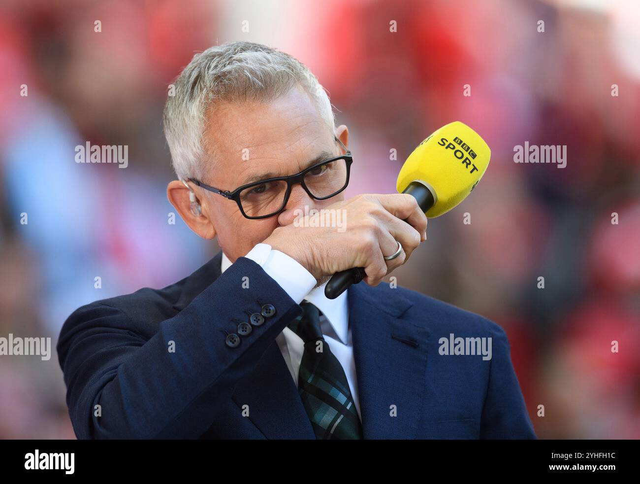 **** FICHIER PHOTO ***** GARY LINEKER DÉMISSIONNE DE SON POSTE DE PRÉSENTATEUR DU MATCH DU JOUR SUR la BBC 16 avril 2022 - Manchester City v Liverpool - demi-finale de la FA Cup - stade de Wembley présentateur BBC TV et footballeur Gary Lineker pendant la demi-finale de la FA Cup à Wembley photo : Mark pain / Alamy Live News Banque D'Images