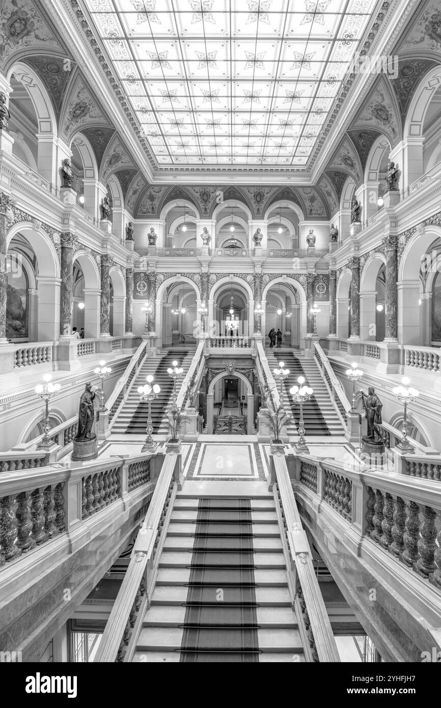 Le grand escalier à l'intérieur du musée national de Prague présente une architecture élégante, des détails complexes et une atmosphère captivante. Photographie noir et blanc Banque D'Images