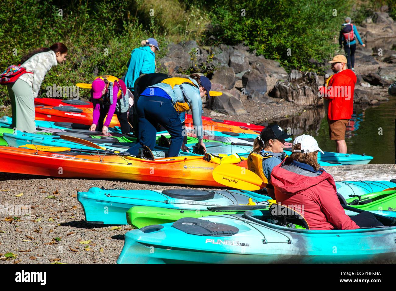 La société d'équipement sportif REI propose des excursions en kayak sur le lac Cold Water, Northern Cascades, Washington Banque D'Images