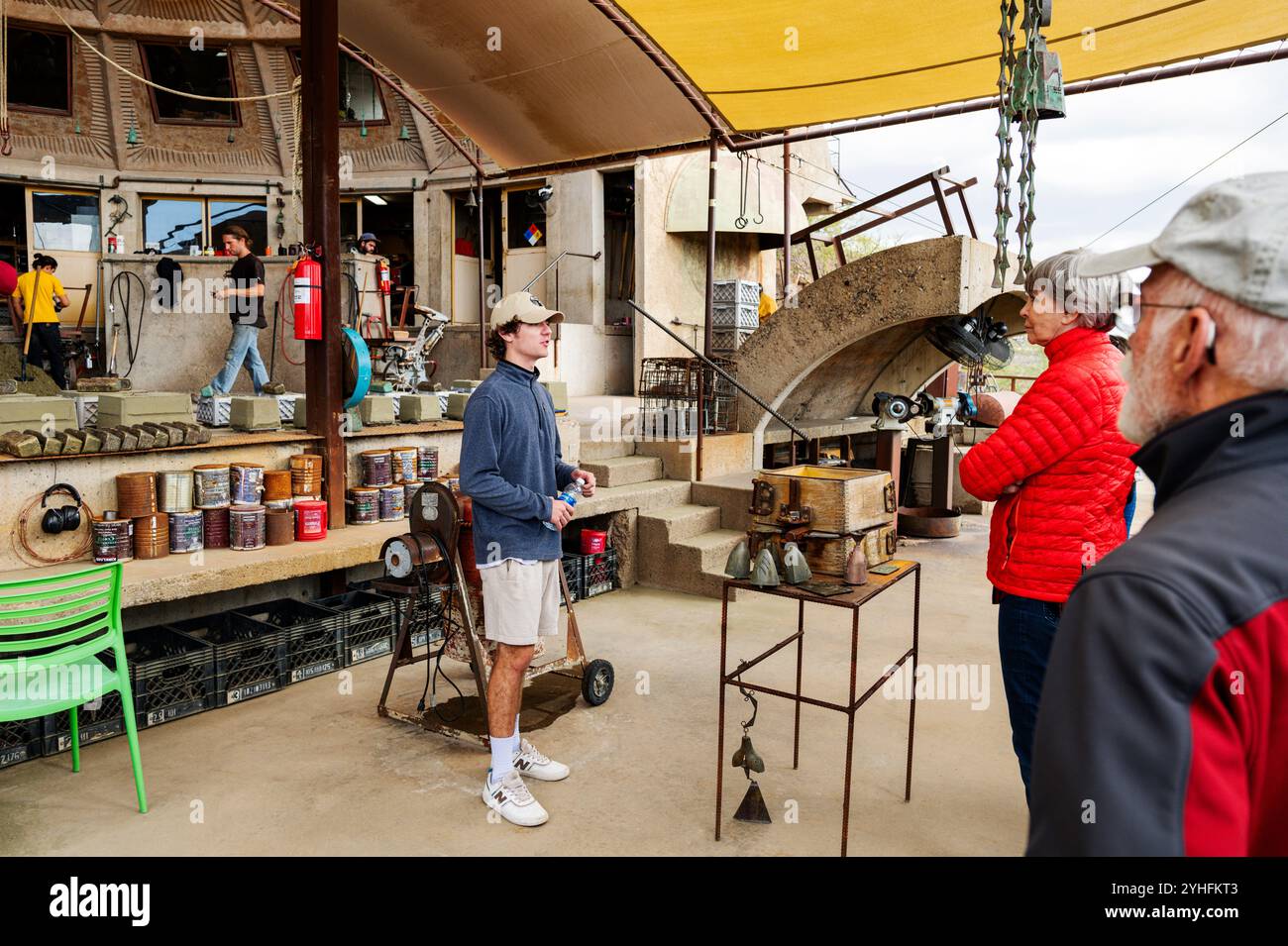 Touristes et guide ; Arcosanti ; ville expérimentale exemplifie Arcologie ; combiner architecture et écologie ; architecte Paoli Soleri. Banque D'Images