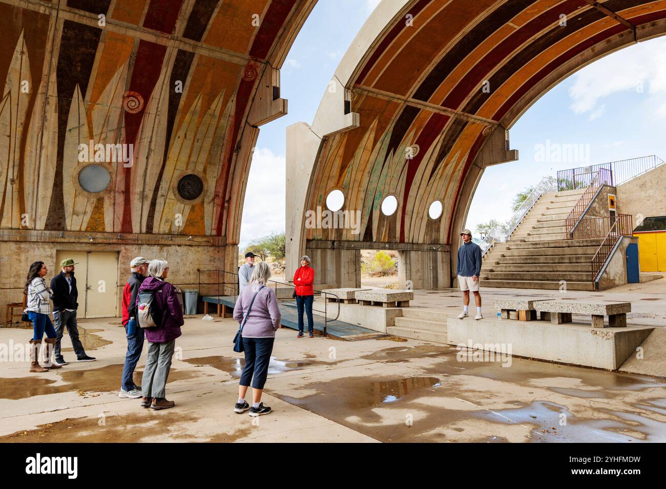 Touristes et guide ; Arcosanti ; ville expérimentale exemplifie Arcologie ; combiner architecture et écologie ; architecte Paoli Soleri. Banque D'Images