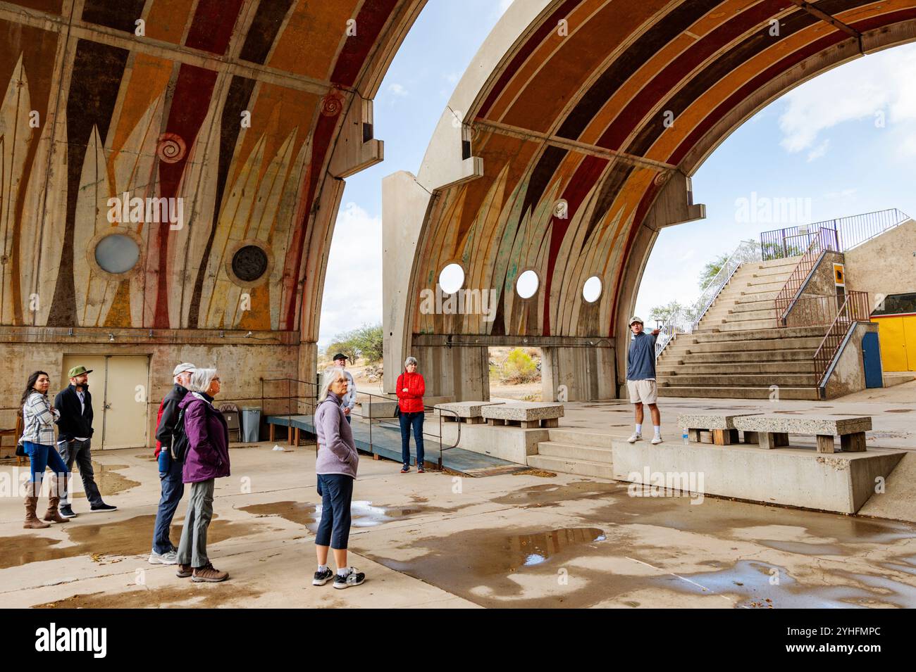 Touristes et guide ; Arcosanti ; ville expérimentale exemplifie Arcologie ; combiner architecture et écologie ; architecte Paoli Soleri. Banque D'Images