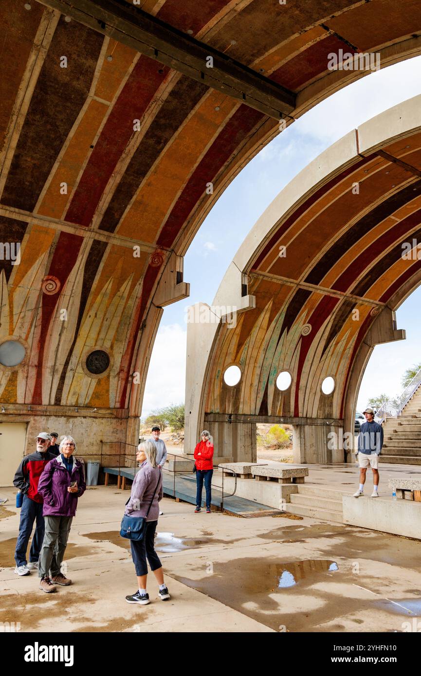 Touristes et guide ; Arcosanti ; ville expérimentale exemplifie Arcologie ; combiner architecture et écologie ; architecte Paoli Soleri. Banque D'Images