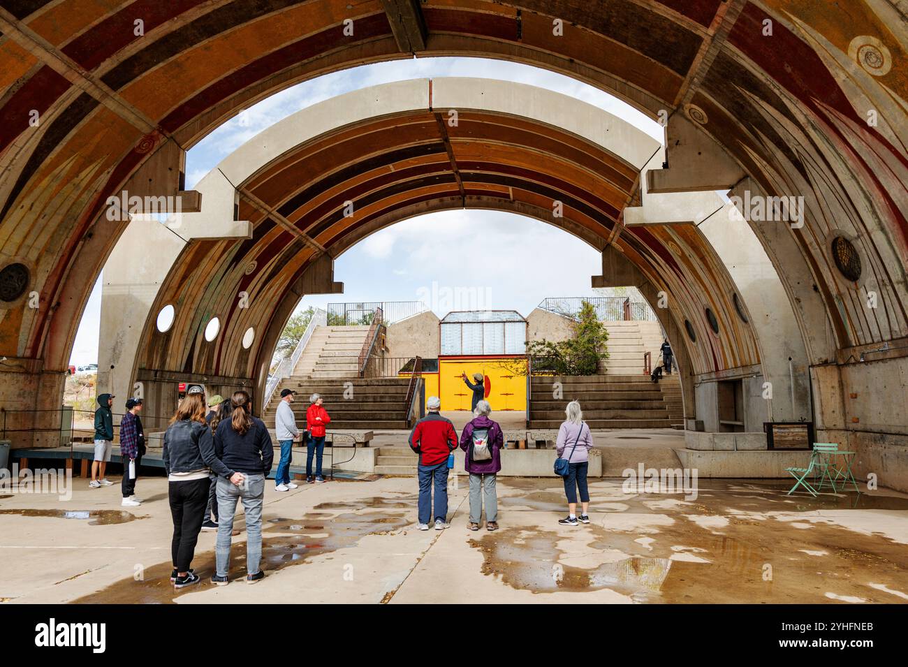 Touristes et guide ; Arcosanti ; ville expérimentale exemplifie Arcologie ; combiner architecture et écologie ; architecte Paoli Soleri. Banque D'Images