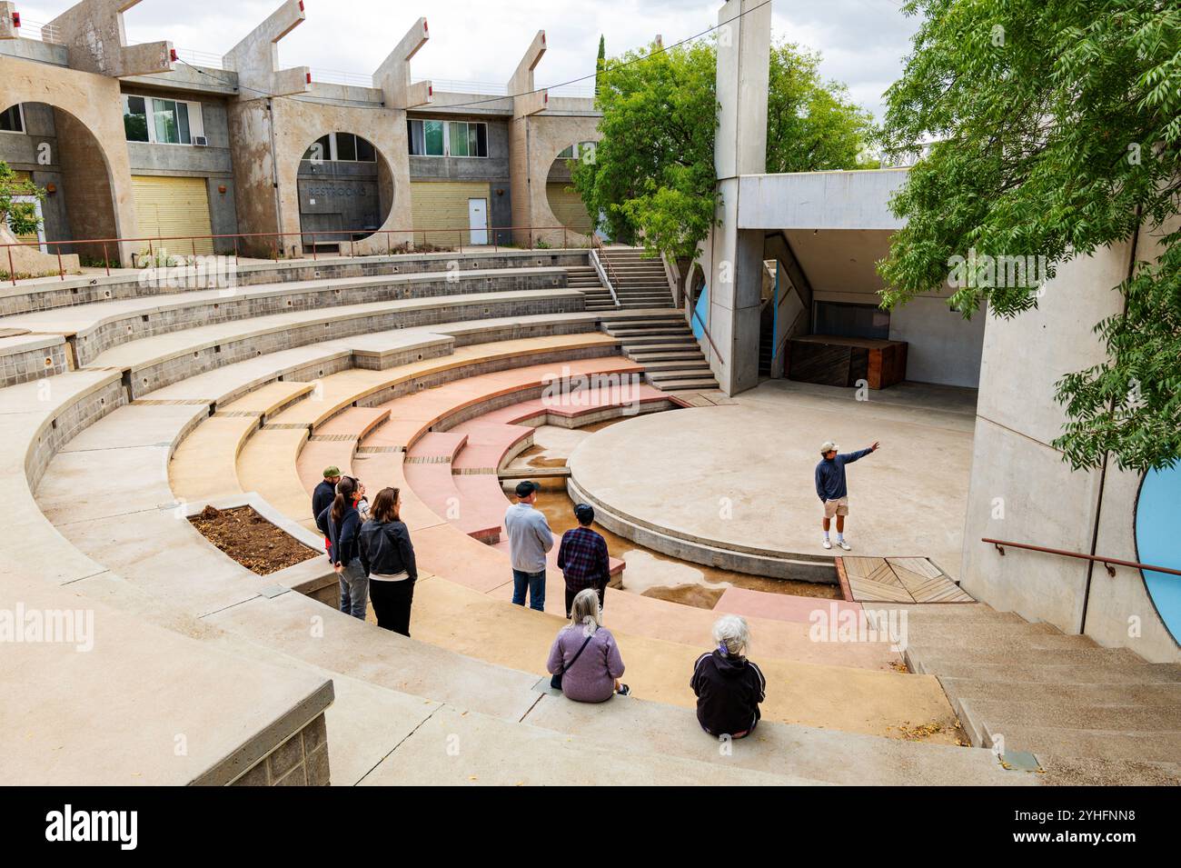 Touristes et guide ; Arcosanti ; ville expérimentale exemplifie Arcologie ; combiner architecture et écologie ; architecte Paoli Soleri. Banque D'Images