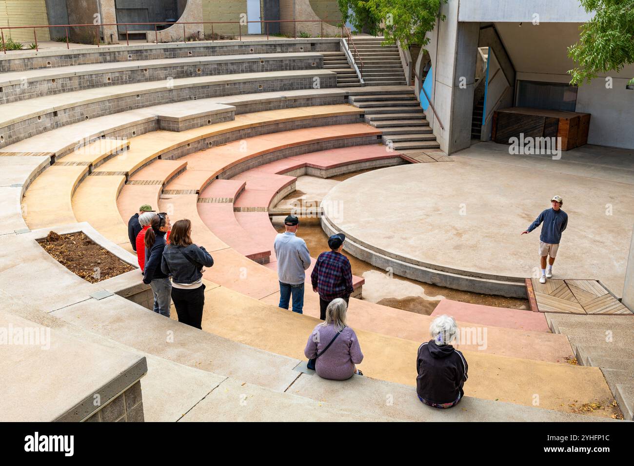 Touristes et guide ; Arcosanti ; ville expérimentale exemplifie Arcologie ; combiner architecture et écologie ; architecte Paoli Soleri. Banque D'Images