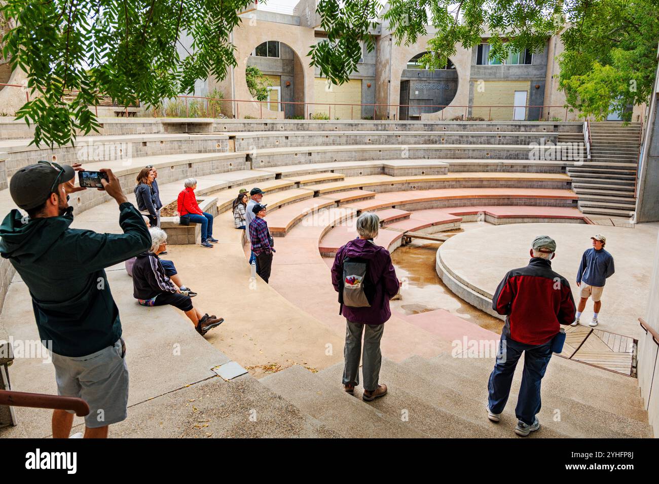 Touristes et guide ; Arcosanti ; ville expérimentale exemplifie Arcologie ; combiner architecture et écologie ; architecte Paoli Soleri. Banque D'Images