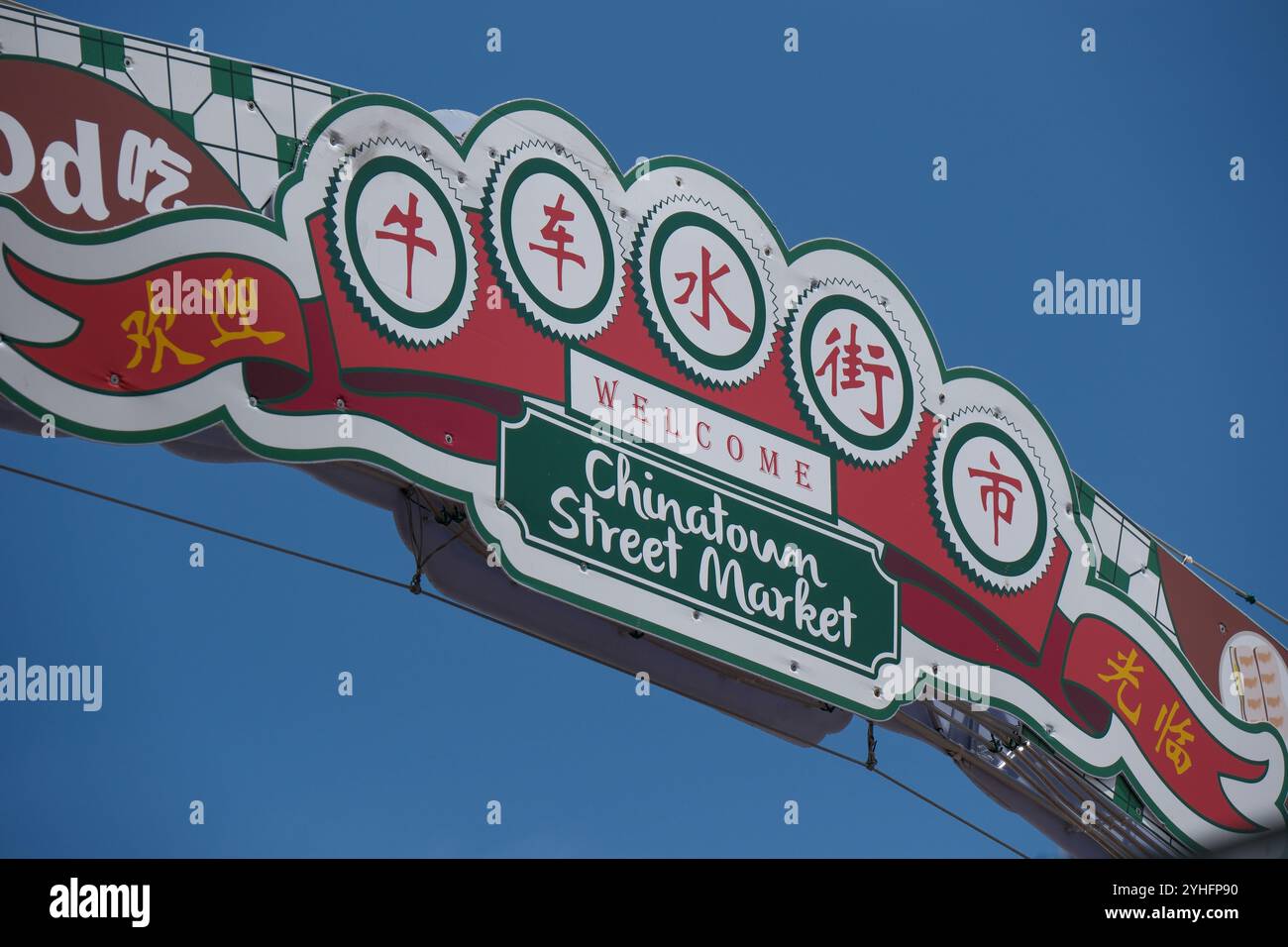 Gros plan de l'enseigne du marché de rue Chinatown Singapore suspendue au-dessus de l'entrée Banque D'Images