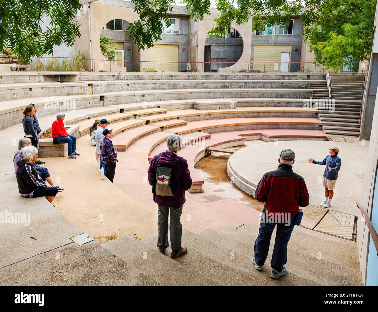 Touristes et guide ; Arcosanti ; ville expérimentale exemplifie Arcologie ; combiner architecture et écologie ; architecte Paoli Soleri. Banque D'Images