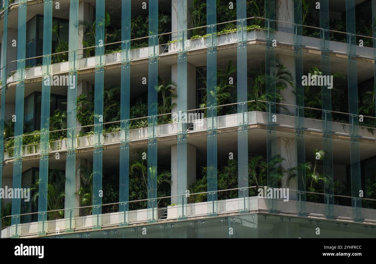 L'immeuble de bureaux Capita Green est un design écologiquement durable avec des poches verticales de verdure dans le quartier des affaires de Singapour. Banque D'Images