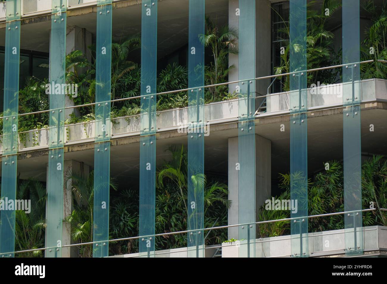 L'immeuble de bureaux Capita Green est un design écologiquement durable avec des poches verticales de verdure dans le quartier des affaires de Singapour. Banque D'Images