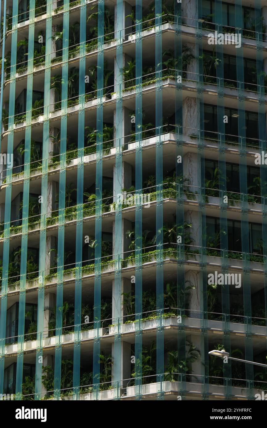 L'immeuble de bureaux Capita Green est un design écologiquement durable avec des poches verticales de verdure dans le quartier des affaires de Singapour. Banque D'Images