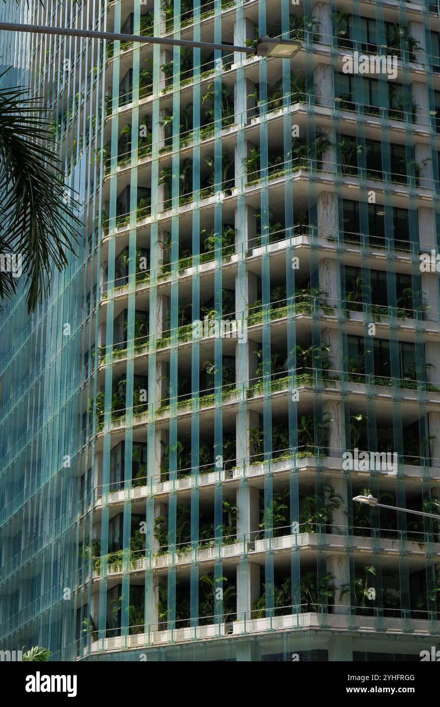 L'immeuble de bureaux Capita Green est un design écologiquement durable avec des poches verticales de verdure dans le quartier des affaires de Singapour. Banque D'Images