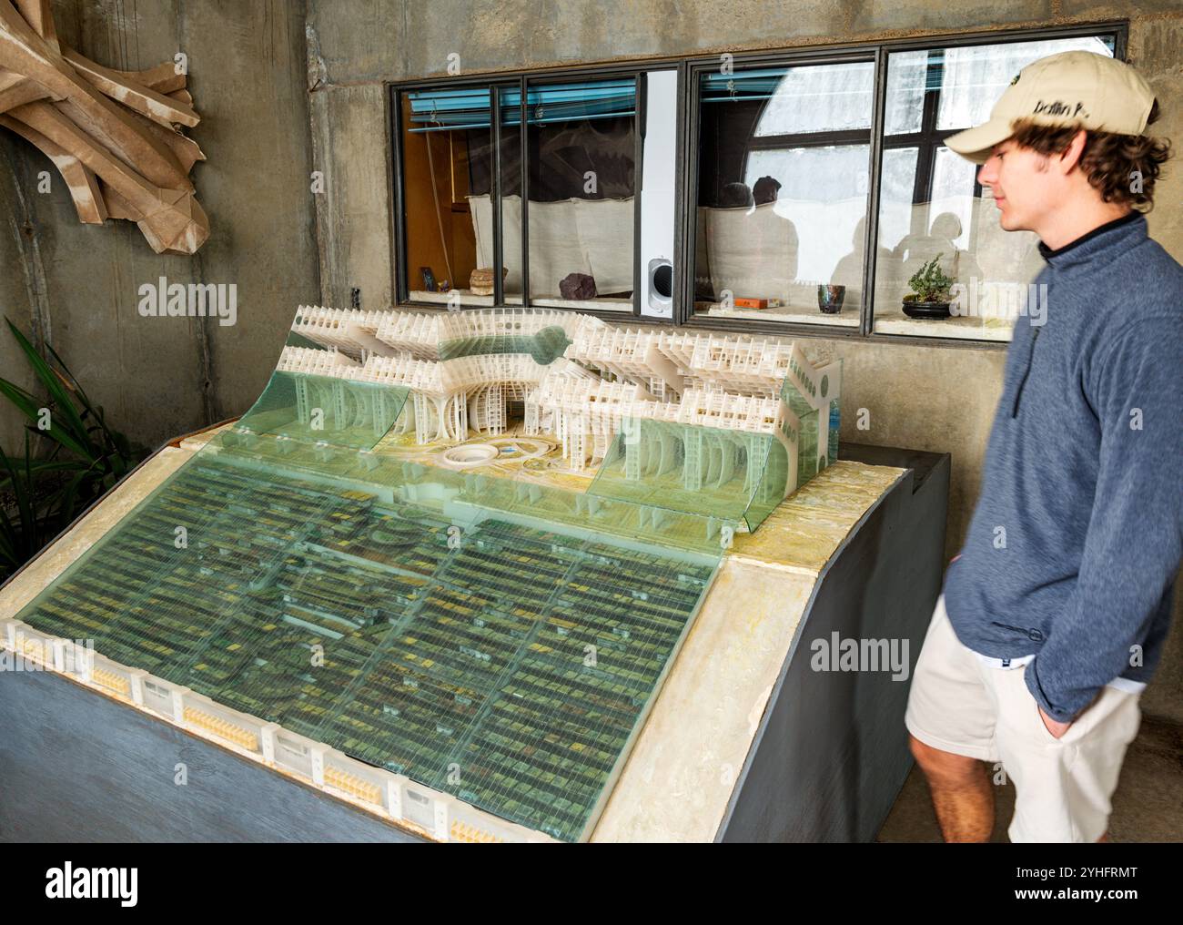 TourGuide partage le modèle d'Arcosanti ; ville expérimentale illustre l'Arcologie ; combinant architecture et écologie ; architecte Paoli Soleri. Banque D'Images