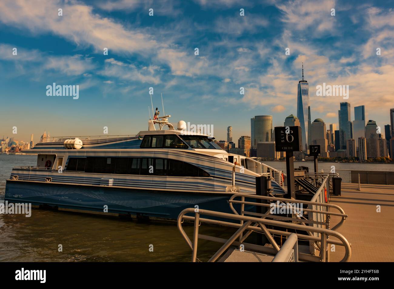 New York. Port de New York. Yacht dans l'eau. Vue depuis le New Jersey. Paysage urbain de NYC. Centre-ville de New York. Banque D'Images